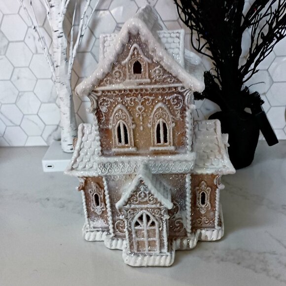 NEW! EXQUISITE LIGHT UP GINGERBREAD HOUSE DECOR - Picture 2 of 6